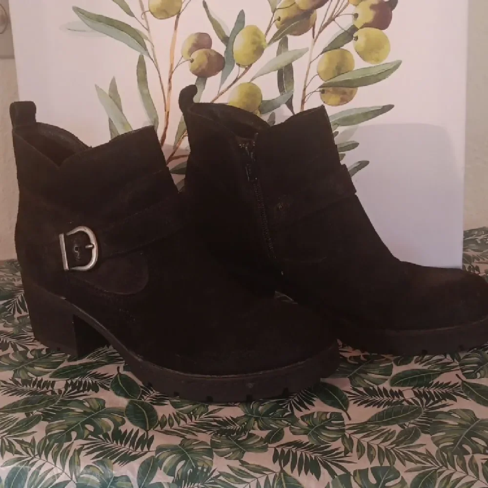 Born Booties. Bikercore. Country.